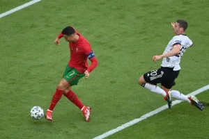 Vai Trò Và Kỹ Thuật Của Vị Trí Đá Thòng Trung Vệ Trong Bóng Đá